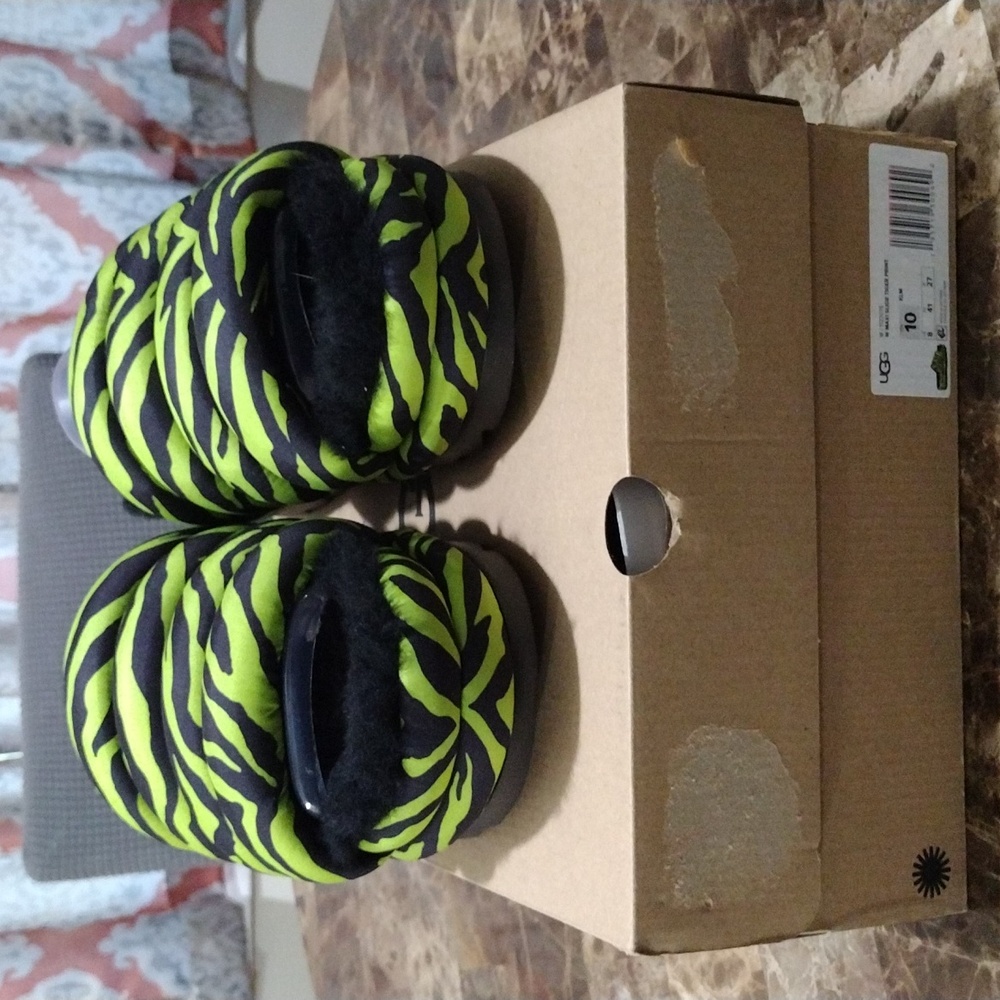 NWB UGG Slides - Picture 7 of 7